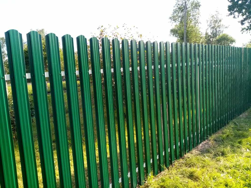 Заборы из евроштакетника
